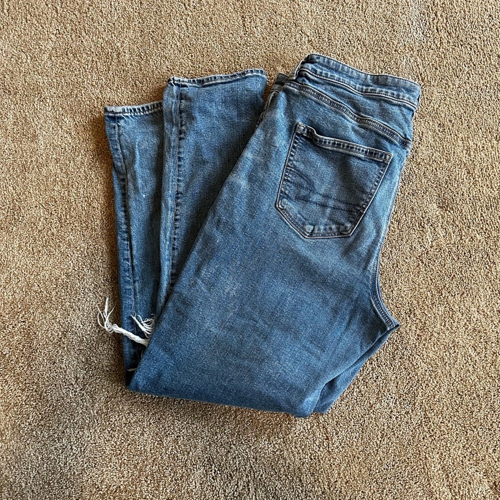 Women’s American Eagle Strigid Mom Jean - Distressed in 14 Long